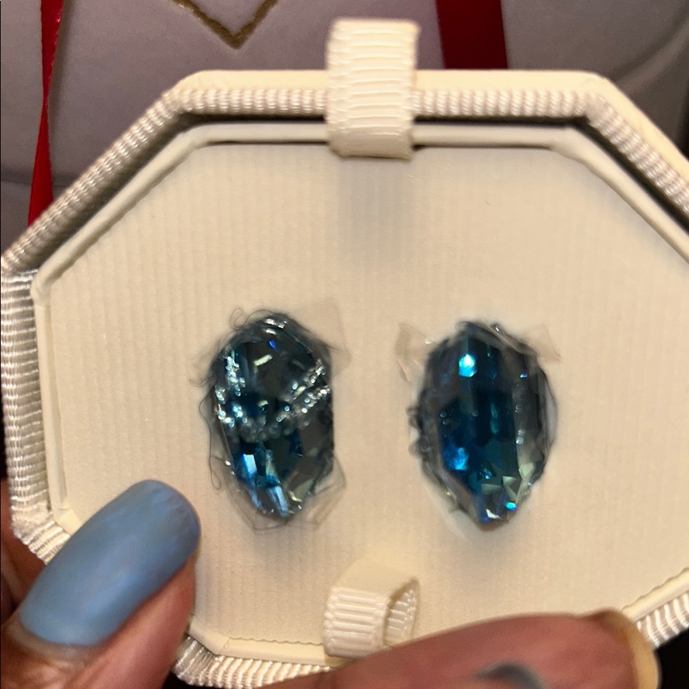 Elegant Blue Gemstone Earring - Picture 3 of 3